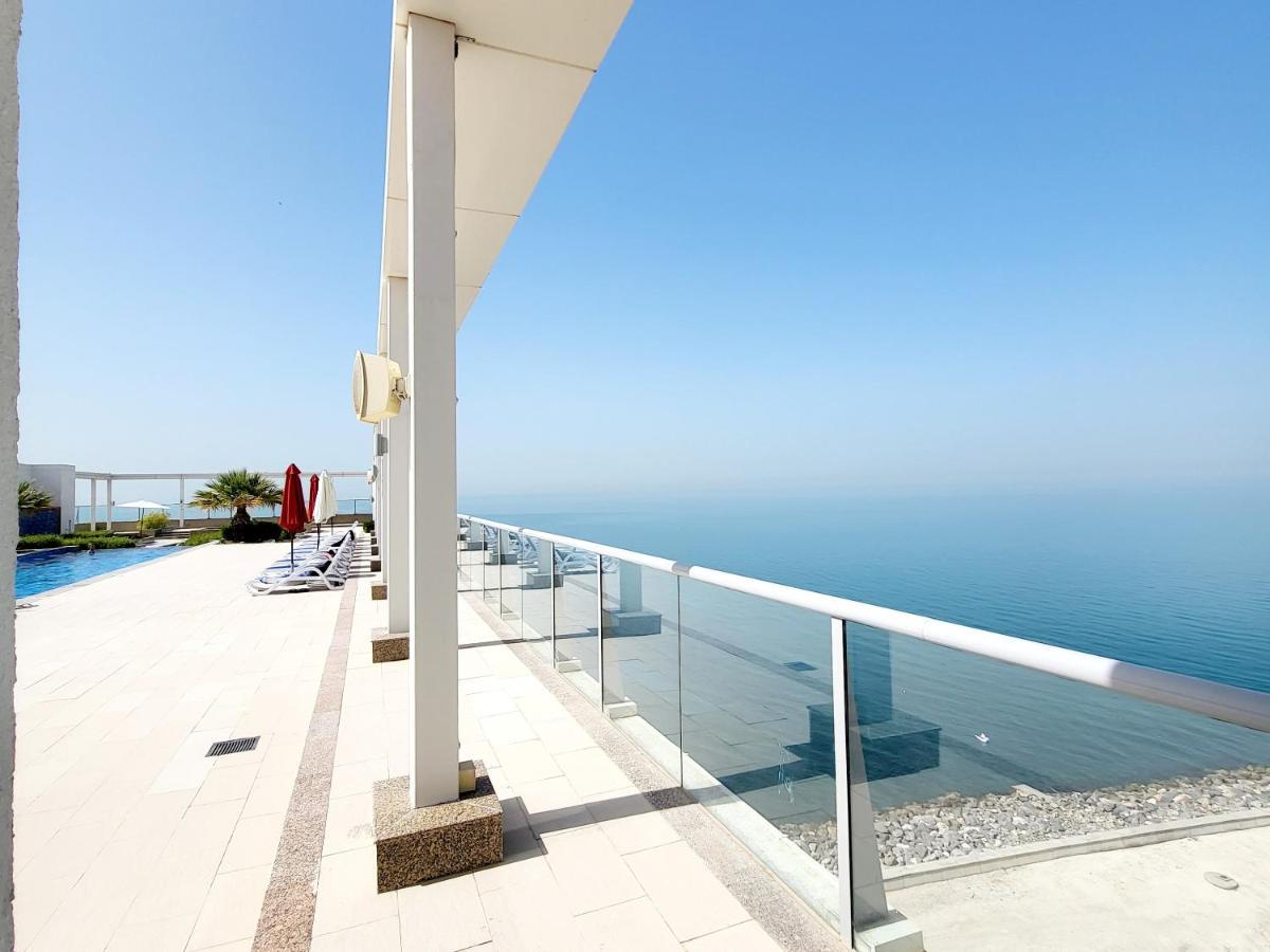 Luxurious 2 Bedroom Beachfront - Direct Seaview Apartment *