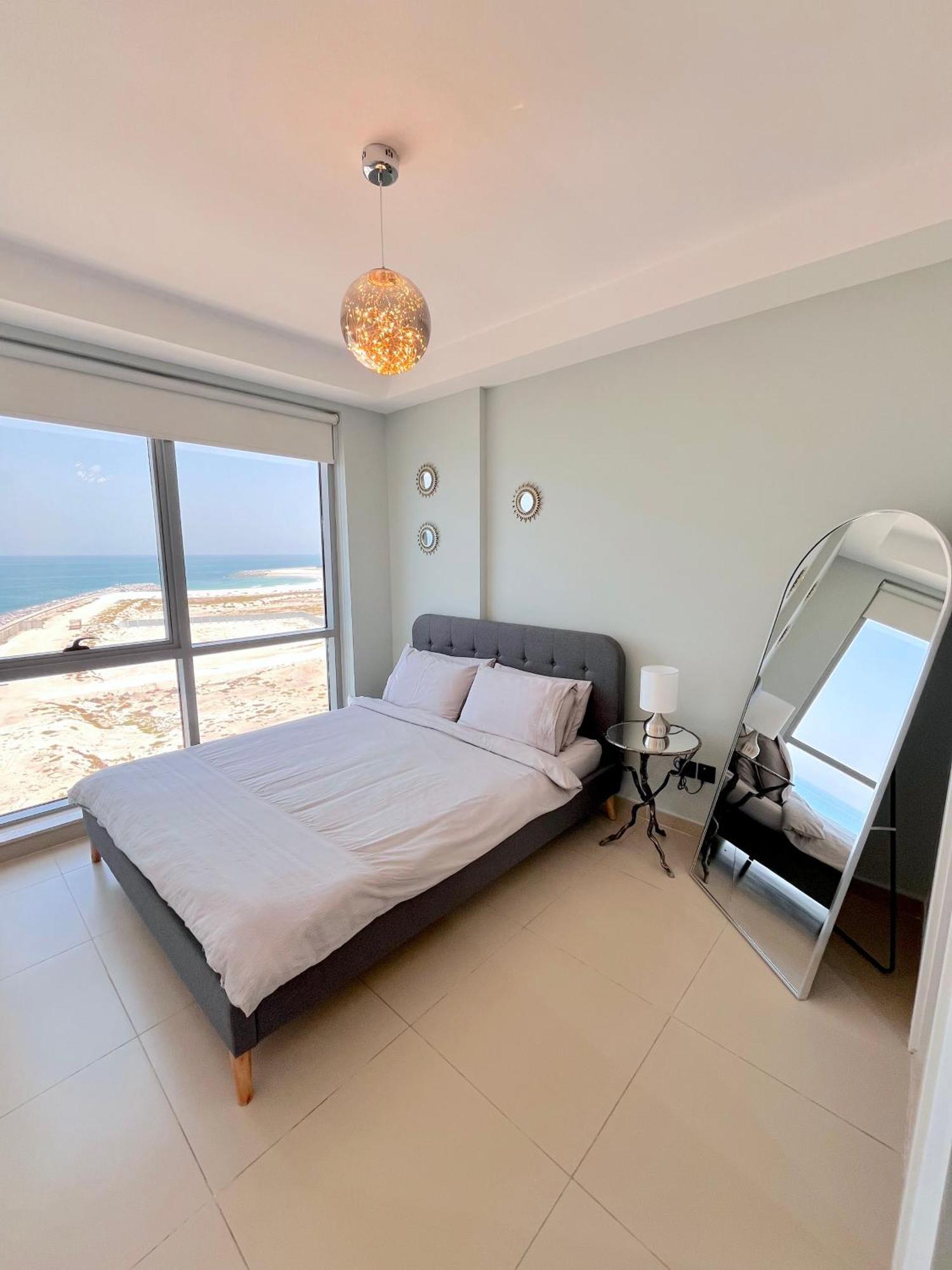 Luxurious 2 Bedroom Beachfront - Direct Seaview