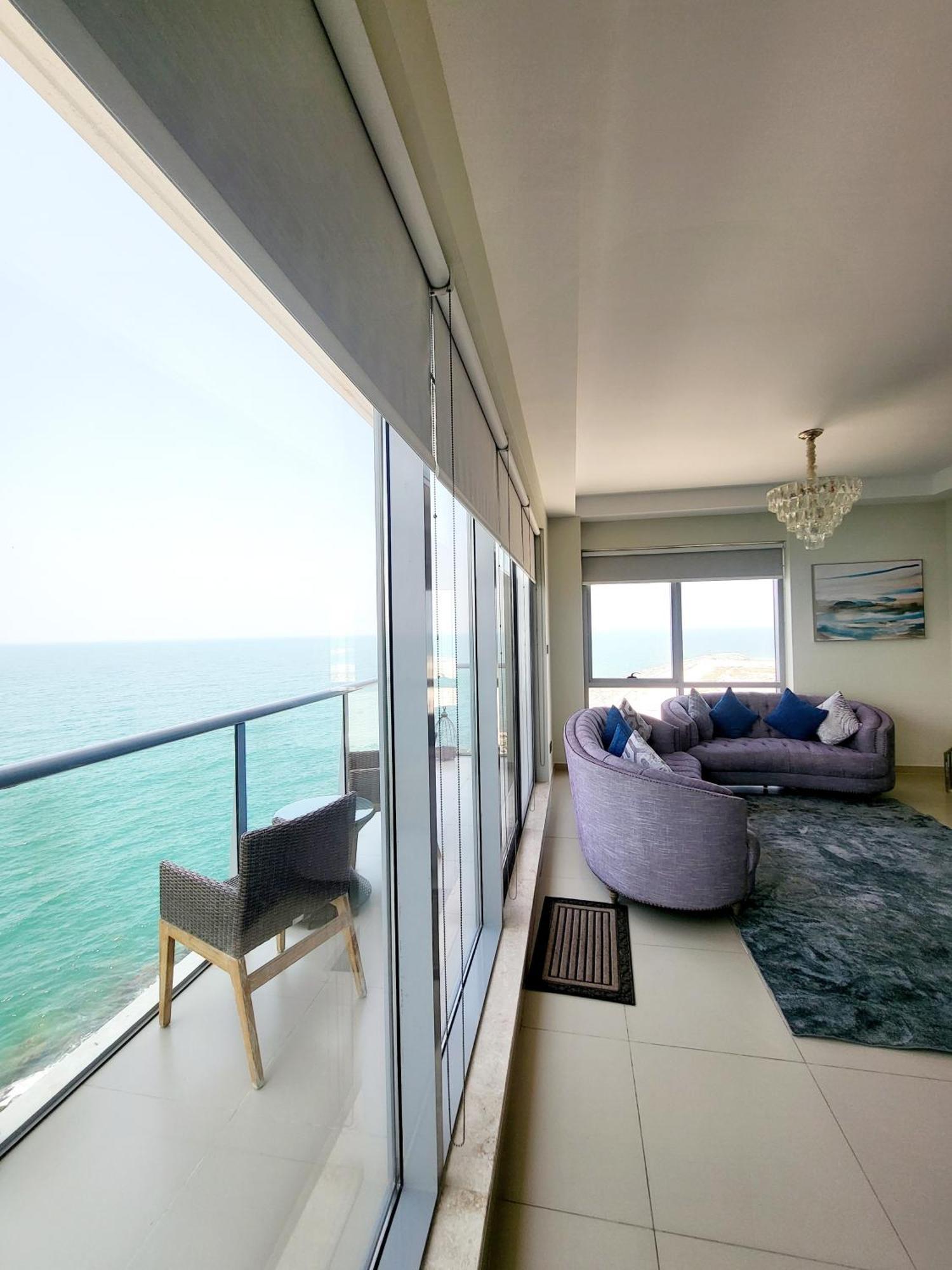 Luxurious 2 Bedroom Beachfront - Direct Seaview *